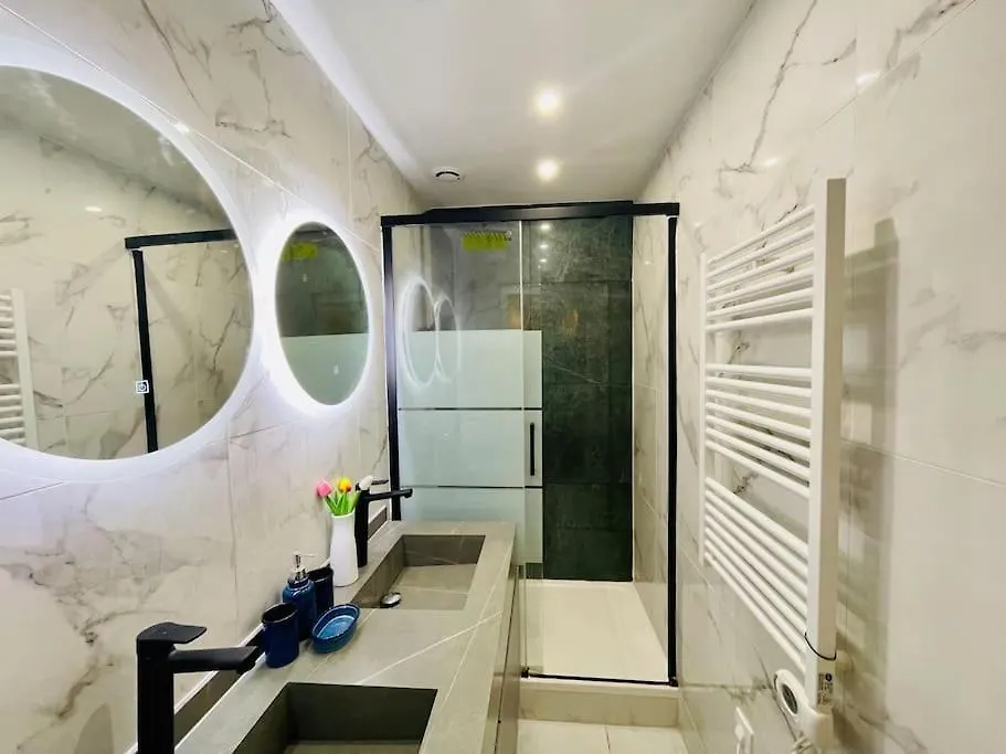 Apartament De Luxe Juste A Cote Des Champs-elysees Paryż