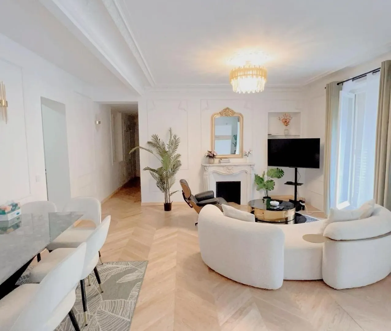 De Luxe Juste A Cote Des Champs-elysees * Paryż